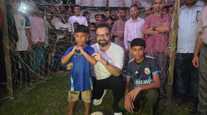 সুনামগঞ্জের দুই ফুটবলারের সঙ্গে জাতীয় দলের সাবেক অধিনায়ক আমিনুল হক