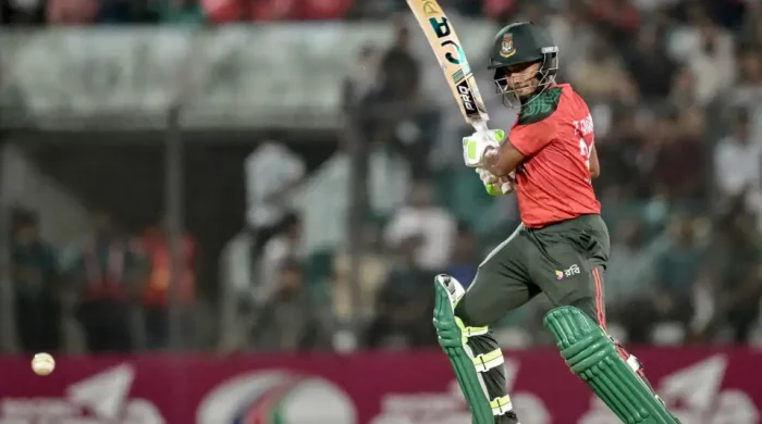 দ্বিতীয় ম্যাচে বাংলাদেশের পক্ষে একাই লড়াই করেন তানজিদ হাসান তামিম।