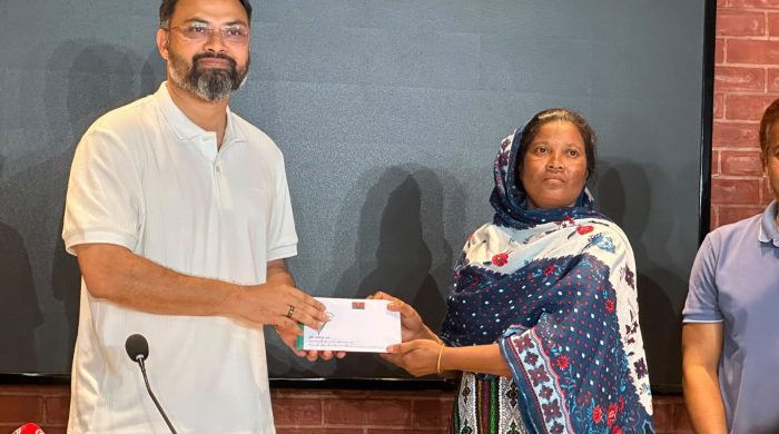 কিসকুর মাকে আর্থিক সহায়তা